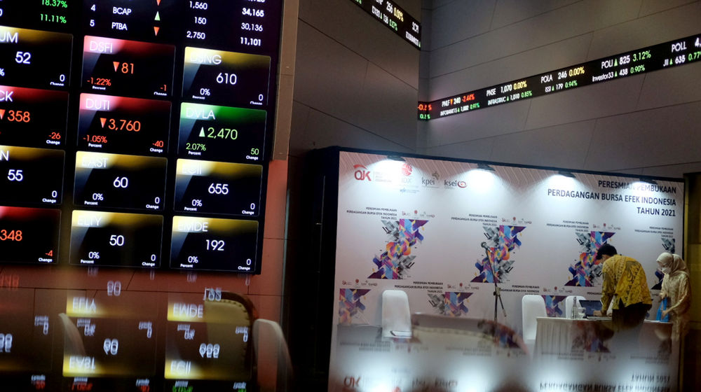 <p>Karyawan beraktivitas dengan latar belakang layar pergerakan Indeks Harga Saham Gabungan (IHSG) di gedung Bursa Efek Indonesia (BEI), Jakarta, Senin, 4 Januari 2021. Foto: Ismail Pohan/TrenAsia</p>
