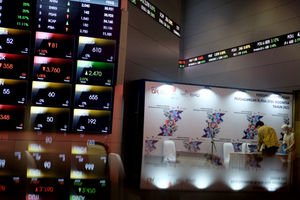 <p>Karyawan beraktivitas dengan latar belakang layar pergerakan Indeks Harga Saham Gabungan (IHSG) di gedung Bursa Efek Indonesia (BEI), Jakarta, Senin, 4 Januari 2021. Foto: Ismail Pohan/TrenAsia</p>
