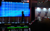 <p>Karyawan melintas dengan latar belakang layar pergerakan Indeks Harga Saham Gabungan (IHSG) di gedung Bursa Efek Indonesia (BEI), Jakarta, Senin, 4 Januari 2021. Foto: Ismail Pohan/TrenAsia</p>
