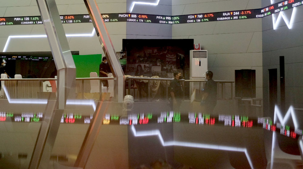 <p>Karyawan beraktivitas dengan latar belakang layar pergerakan Indeks Harga Saham Gabungan (IHSG) di gedung Bursa Efek Indonesia (BEI), Jakarta, Senin, 4 Januari 2021. Foto: Ismail Pohan/TrenAsia</p>
