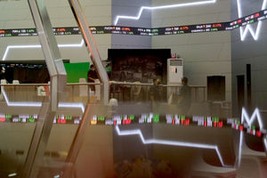 <p>Karyawan beraktivitas dengan latar belakang layar pergerakan Indeks Harga Saham Gabungan (IHSG) di gedung Bursa Efek Indonesia (BEI), Jakarta, Senin, 4 Januari 2021. Foto: Ismail Pohan/TrenAsia</p>
