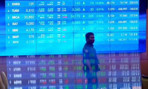 <p>Karyawan melintas dengan latar belakang layar pergerakan Indeks Harga Saham Gabungan (IHSG) di gedung Bursa Efek Indonesia (BEI), Jakarta, Senin, 4 Januari 2021. Foto: Ismail Pohan/TrenAsia</p>
