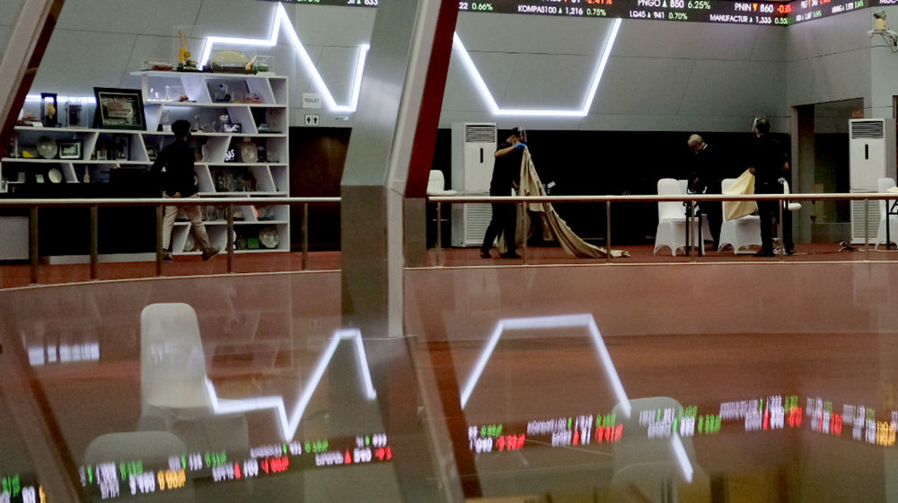 <p>Karyawan beraktivitas dengan latar belakang layar pergerakan Indeks Harga Saham Gabungan (IHSG) di gedung Bursa Efek Indonesia (BEI), Jakarta, Senin, 4 Januari 2021. Foto: Ismail Pohan/TrenAsia</p>
