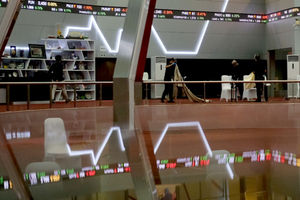 <p>Karyawan beraktivitas dengan latar belakang layar pergerakan Indeks Harga Saham Gabungan (IHSG) di gedung Bursa Efek Indonesia (BEI), Jakarta, Senin, 4 Januari 2021. Foto: Ismail Pohan/TrenAsia</p>
