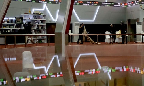 <p>Karyawan beraktivitas dengan latar belakang layar pergerakan Indeks Harga Saham Gabungan (IHSG) di gedung Bursa Efek Indonesia (BEI), Jakarta, Senin, 4 Januari 2021. Foto: Ismail Pohan/TrenAsia</p>
