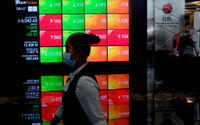 <p>Karyawan melintas dengan latar belakang layar pergerakan Indeks Harga Saham Gabungan (IHSG) di Gedung Bursa Efek Indonesia (BEI), Jakarta, Senin, 4 Januari 2021. Foto: Ismail Pohan/TrenAsia</p>
