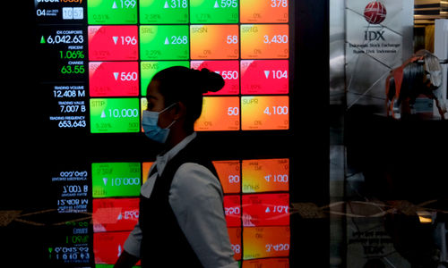 <p>Karyawan melintas dengan latar belakang layar pergerakan Indeks Harga Saham Gabungan (IHSG) di Gedung Bursa Efek Indonesia (BEI), Jakarta, Senin, 4 Januari 2021. Foto: Ismail Pohan/TrenAsia</p>
