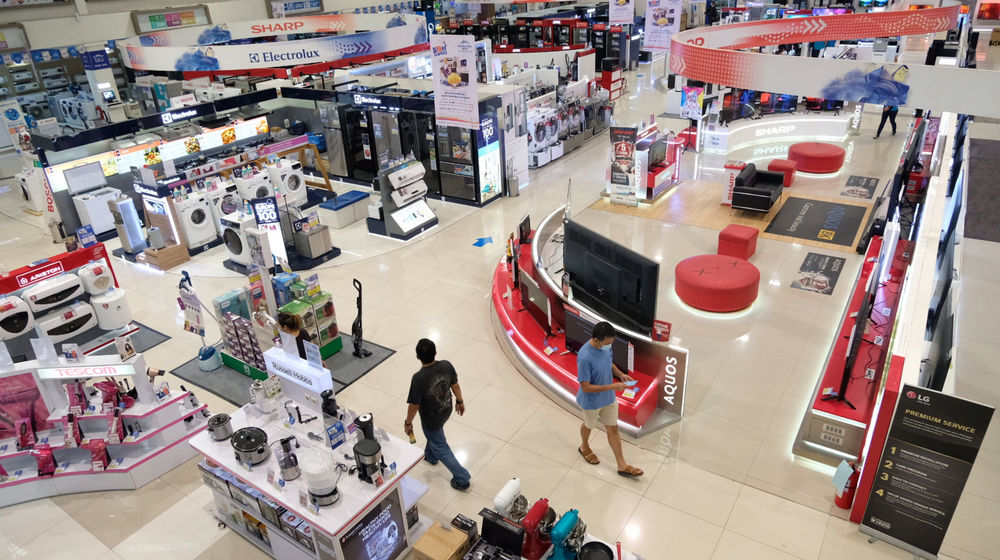 <p>Calon pembeli melintas di antara produk elektronik yang di pajang di Gerai Electronic City, kawasan SCBD, Jakarta, Selasa, 5 Januari 2021. Foto: Ismail Pohan/TrenAsia</p>
