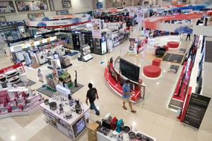 <p>Calon pembeli melintas di antara produk elektronik yang di pajang di Gerai Electronic City, kawasan SCBD, Jakarta, Selasa, 5 Januari 2021. Foto: Ismail Pohan/TrenAsia</p>