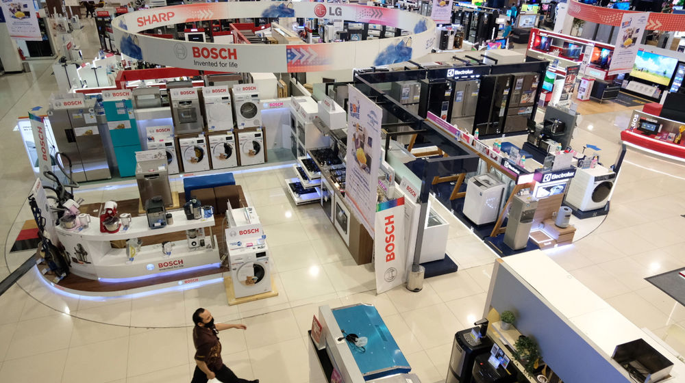 <p>Calon pembeli melintas di antara produk elektronik yang di pajang di Gerai Electronic City, kawasan SCBD, Jakarta, Selasa, 5 Januari 2021. Foto: Ismail Pohan/TrenAsia</p>
