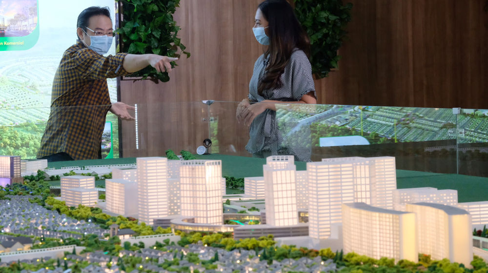 <p>Assistant Vice President Kota Podomoro Zaldy Wihardja (kiri) menjelaskan pentingnya membeli aset properti di masa pandemi khususnya pada kaum milenial pada acara Kota Podomoro Customer Virtual Gathering, Kamis, 21 Januari 2021. Foto: Ismail Pohan/TrenAsia</p>