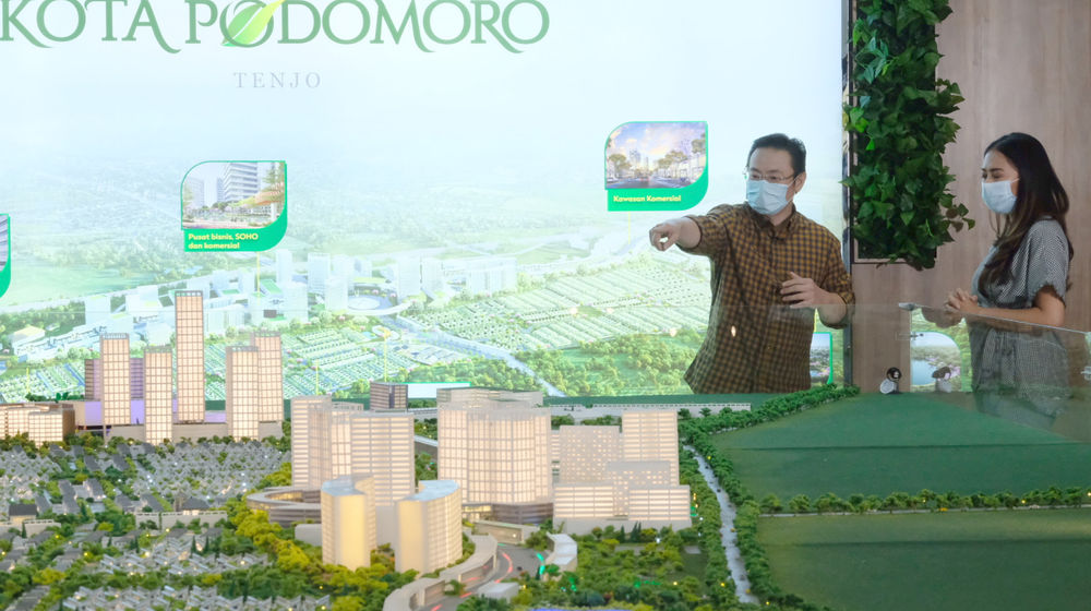 <p>Assistant Vice President Kota Podomoro Zaldy Wihardja (kiri) menjelaskan pentingnya membeli aset properti di masa pandemi khususnya pada kaum milenial pada acara Kota Podomoro Customer Virtual Gathering, Kamis, 21 Januari 2021. Foto: Ismail Pohan/TrenAsia</p>
