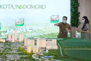 <p>Assistant Vice President Kota Podomoro Zaldy Wihardja (kiri) menjelaskan pentingnya membeli aset properti di masa pandemi khususnya pada kaum milenial pada acara Kota Podomoro Customer Virtual Gathering, Kamis, 21 Januari 2021. Foto: Ismail Pohan/TrenAsia</p>
