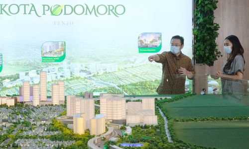 <p>Assistant Vice President Kota Podomoro Zaldy Wihardja (kiri) menjelaskan pentingnya membeli aset properti di masa pandemi khususnya pada kaum milenial pada acara Kota Podomoro Customer Virtual Gathering, Kamis, 21 Januari 2021. Foto: Ismail Pohan/TrenAsia</p>
