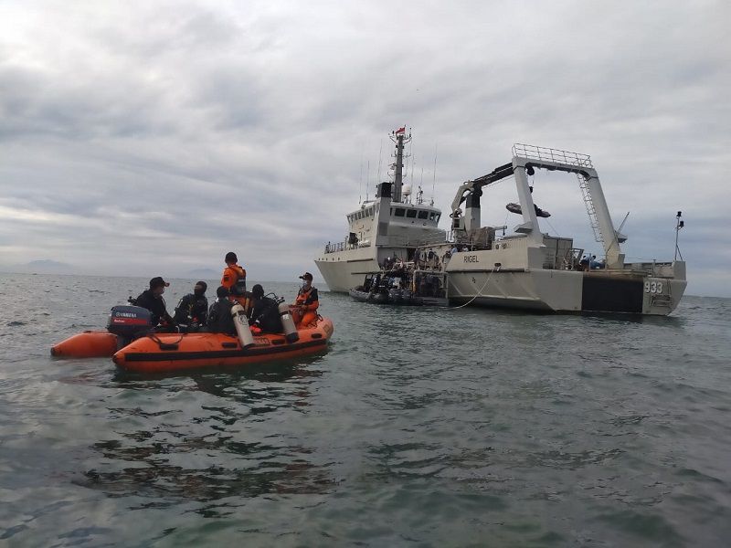 <p>Sea Rider Basarnas dan KRI Rigel milik TNI AL melakukan pencarian di lokasi jatuhnya pesawat Sriwijaya Air SJ-182 / Dok. Basarnas</p>
