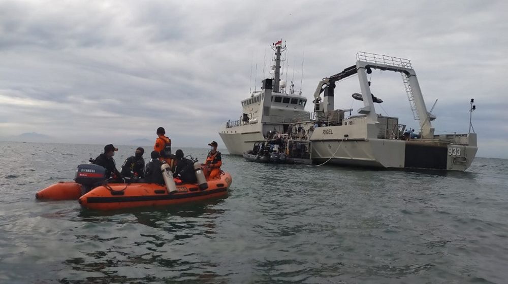 <p>Sea Rider Basarnas dan KRI Rigel milik TNI AL melakukan pencarian di lokasi jatuhnya pesawat Sriwijaya Air SJ-182 / Dok. Basarnas</p>
