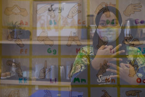 <p>Barista Meir (25), melayani pengunjung dengan bahasa isyarat di kafe Sunyi “House of Coffee and Hope” di Jalan Fatmawati, Jakarta, Jum’at, 15 Januari 2021. Foto: Ismail Pohan/TrenAsia</p>
