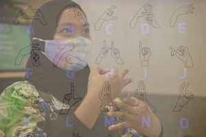 <p>Barista Meir (25), melayani pengunjung menggunakan bahasa isyarat di kafe Sunyi “House of Coffee and Hope” di Jalan Fatmawati, Jakarta, Jum’at, 15 Januari 2021. Foto: Ismail Pohan/TrenAsia</p>
