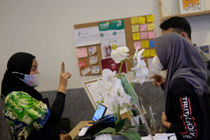 <p>Barista Meir (25), melayani pengunjung menggunakan bahasa isyarat di kafe Sunyi “House of Coffee and Hope” di Jalan Fatmawati, Jakarta, Jum’at, 15 Januari 2021. Foto: Ismail Pohan/TrenAsia</p>
