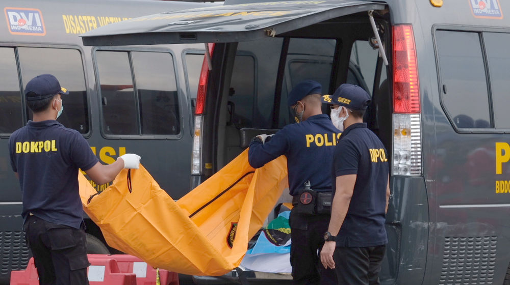 <p>Tim DVI Polri membawa kantong yang berisi potongan jenazah korban jatuhnya pesawat Sriwijaya Air SJ 182 untuk diserahkan ke RS Polri dari posko evakuasi Dermaga JICT 2, Tanjung Priok, Jakarta Utara, Senin, 11 Januari 2021. Foto: Ismail Pohan/TrenAsia</p>

