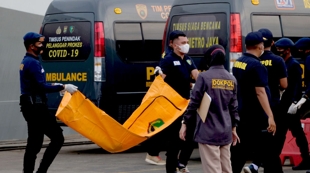 <p>Tim DVI Polri membawa kantong yang berisi potongan jenazah korban jatuhnya pesawat Sriwijaya Air SJ 182 untuk diserahkan ke RS Polri dari posko evakuasi Dermaga JICT 2, Tanjung Priok, Jakarta Utara, Senin, 11 Januari 2021. Foto: Ismail Pohan/TrenAsia</p>
