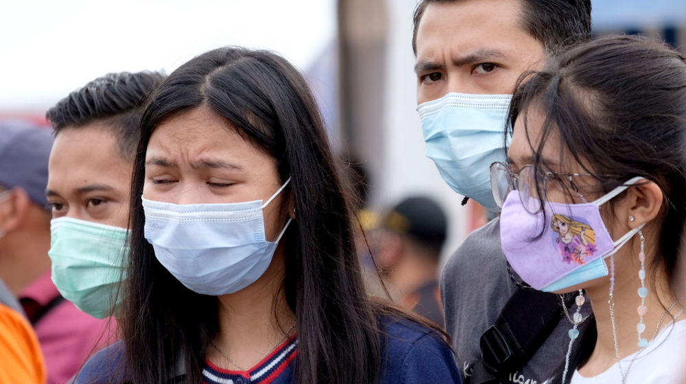 <p>Kerabat korban jatuhnya pesawat Sriwijaya Air SJ 182 mendatangi posko evakuasi temuan di dermaga JICT 2, Tanjung Priok, Jakarta Utara, Senin, 11 Januari 2021. Foto: Ismail Pohan/TrenAsia</p>
