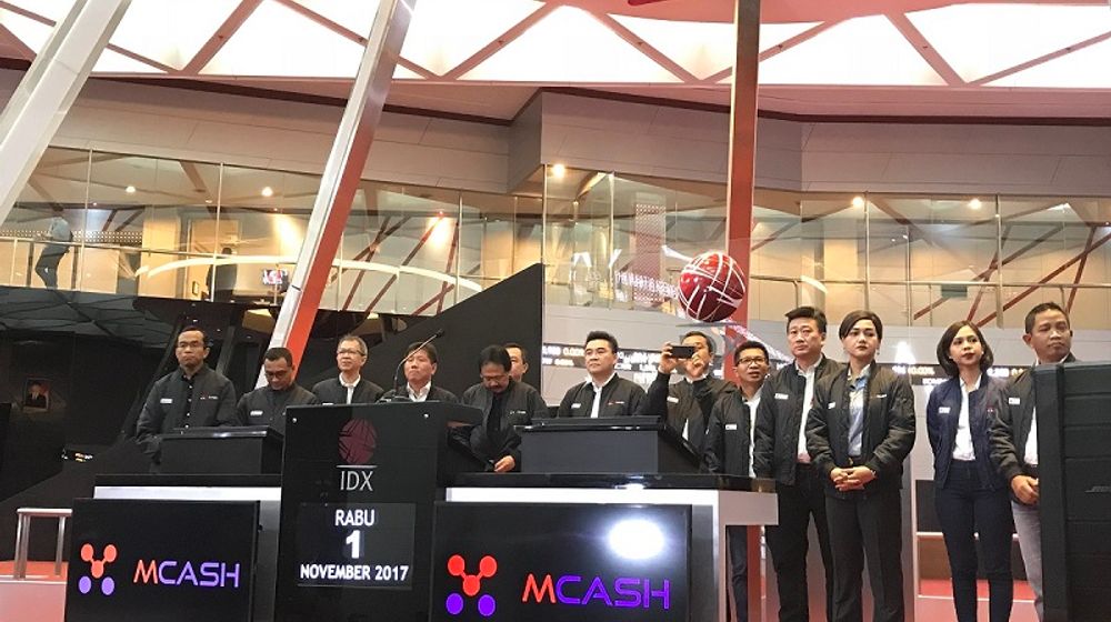 <p>Manajemen PT M Cash Integrasi Tbk (MCAS) saat pembukaan perdagangan di PT Bursa Efek Indonesia (BEI) / Dok. BEI</p>
