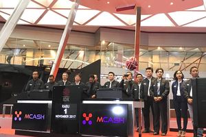 <p>Manajemen PT M Cash Integrasi Tbk (MCAS) saat pembukaan perdagangan di PT Bursa Efek Indonesia (BEI) / Dok. BEI</p>
