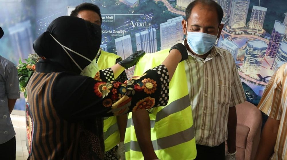 <p>Menteri Sosial Tri Rismaharini saat mempekerjakan pemulung dan gelandangan Jakarta di perusahaan BUMN / Twitter @KemensosRI</p>