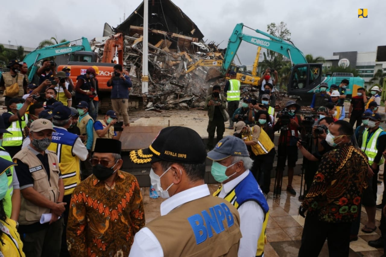 <p>Menteri PUPR Basuki Hadimuljono mengunjungi lokasi gempa bumi di Mamuju, Sulawesi Barat, Minggu, 17 Januari 2021. / Dok. Kementerian PUPR</p>
