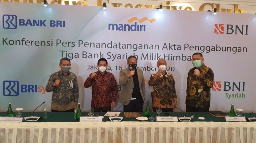 <p>Penandatanganan Akta Penggabungan Tiga Bank Syariah Milik Himbara, Rabu, 16 Desember 2020, yang dilakukan oleh (dari kiri ke kanan) Direktur Wholesales Banking PT Bank Syariah Mandiri Kusman Yandi, Ketua Project Management Office Integrasi dan Peningkatan Nilai Bank Syariah Hery Gunardi, Wakil Menteri BUMN Kartika Wirjoatmodjo, Direktur Utama PT Bank BRIsyariah Tbk. Ngatari, Direktur Utama PT Bank BNI Syariah Abdullah Firman Wibowo / Foto dokumentasi BNI Syariah.</p>

