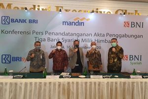 <p>Penandatanganan Akta Penggabungan Tiga Bank Syariah Milik Himbara, Rabu, 16 Desember 2020, yang dilakukan oleh (dari kiri ke kanan) Direktur Wholesales Banking PT Bank Syariah Mandiri Kusman Yandi, Ketua Project Management Office Integrasi dan Peningkatan Nilai Bank Syariah Hery Gunardi, Wakil Menteri BUMN Kartika Wirjoatmodjo, Direktur Utama PT Bank BRIsyariah Tbk. Ngatari, Direktur Utama PT Bank BNI Syariah Abdullah Firman Wibowo / Foto dokumentasi BNI Syariah.</p>
