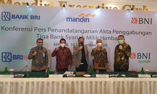 <p>Penandatanganan Akta Penggabungan Tiga Bank Syariah Milik Himbara, Rabu, 16 Desember 2020, yang dilakukan oleh (dari kiri ke kanan) Direktur Wholesales Banking PT Bank Syariah Mandiri Kusman Yandi, Ketua Project Management Office Integrasi dan Peningkatan Nilai Bank Syariah Hery Gunardi, Wakil Menteri BUMN Kartika Wirjoatmodjo, Direktur Utama PT Bank BRIsyariah Tbk. Ngatari, Direktur Utama PT Bank BNI Syariah Abdullah Firman Wibowo / Foto dokumentasi BNI Syariah.</p>
