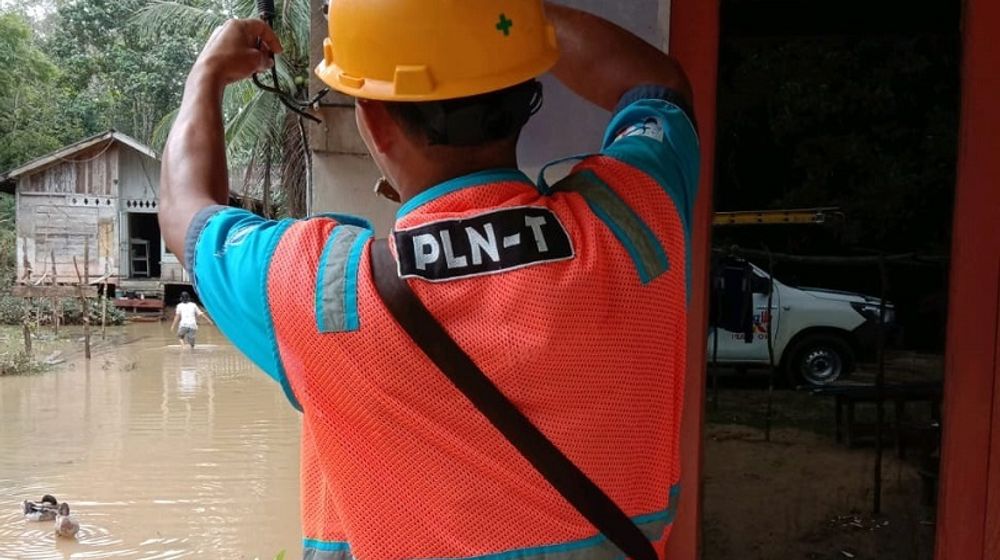 <p>Petugas PLN Kalbar tengah memperbaiki jaringan listrik / Istimewa</p>
