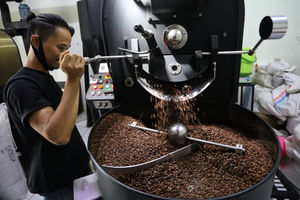 <p>Pekerja melakukan roasting biji kopi dengan mesin di Kedai Dunia Kopi, Pasar Santa, Jakarta Selatan, Selasa, 19 Januari 2021. Foto: Ismail Pohan/TrenAsia</p>
