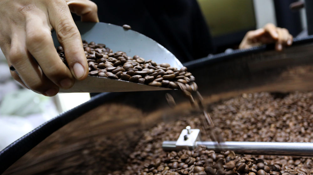 <p>Proses roasting biji kopi dengan mesin di Kedai Dunia Kopi, Pasar Santa, Jakarta Selatan, Selasa, 19 Januari 2021. Foto: Ismail Pohan/TrenAsia</p>
