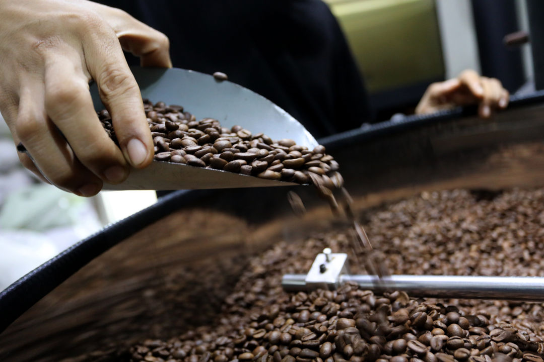 <p>Proses roasting biji kopi dengan mesin di Kedai Dunia Kopi, Pasar Santa, Jakarta Selatan, Selasa, 19 Januari 2021. Foto: Ismail Pohan/TrenAsia</p>
