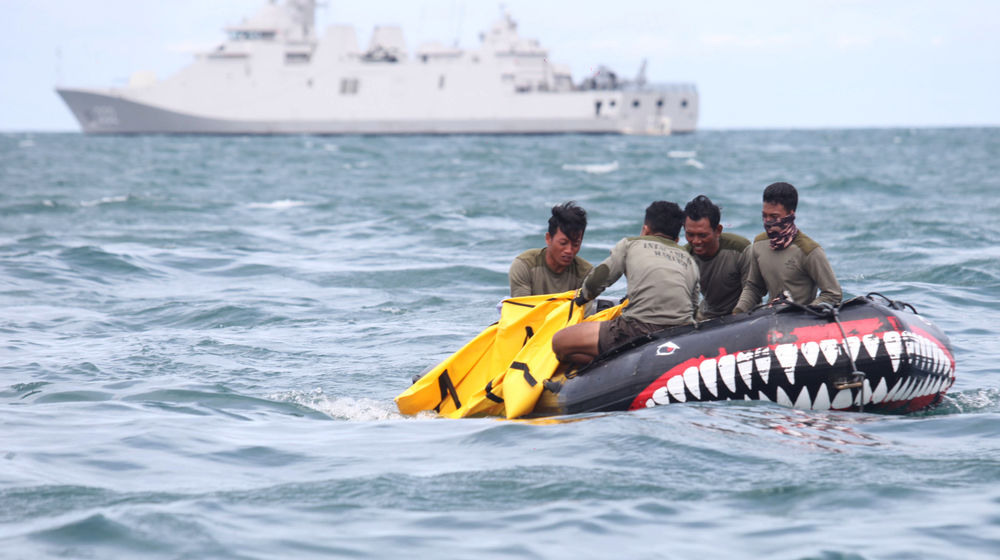 <p>Tim penyelam gabungan TNI melakukan pencarian korban dan puing pesawat Sriwijaya Air nomor penerbangan SJ-182 di perairan Kepulauan Seribu, Jakarta, Selasa, 12 Januari 2021. Foto: Panji Asmoro/TrenAsia</p>
