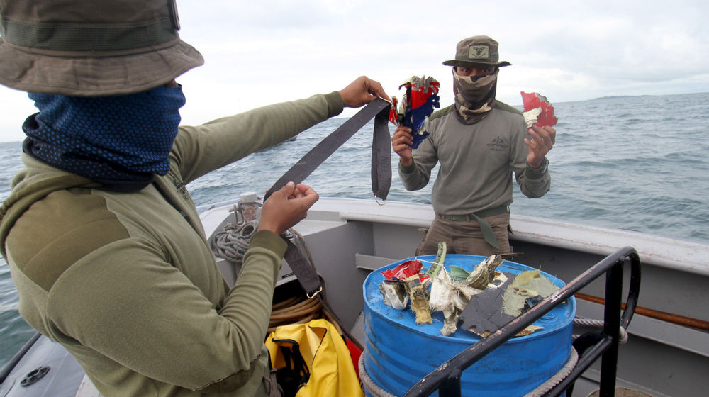 <p>Tim penyelam gabungan TNI melakukan pencarian korban dan puing pesawat Sriwijaya Air nomor penerbangan SJ-182 di perairan Kepulauan Seribu, Jakarta, Selasa, 12 Januari 2021. Foto: Panji Asmoro/TrenAsia</p>
