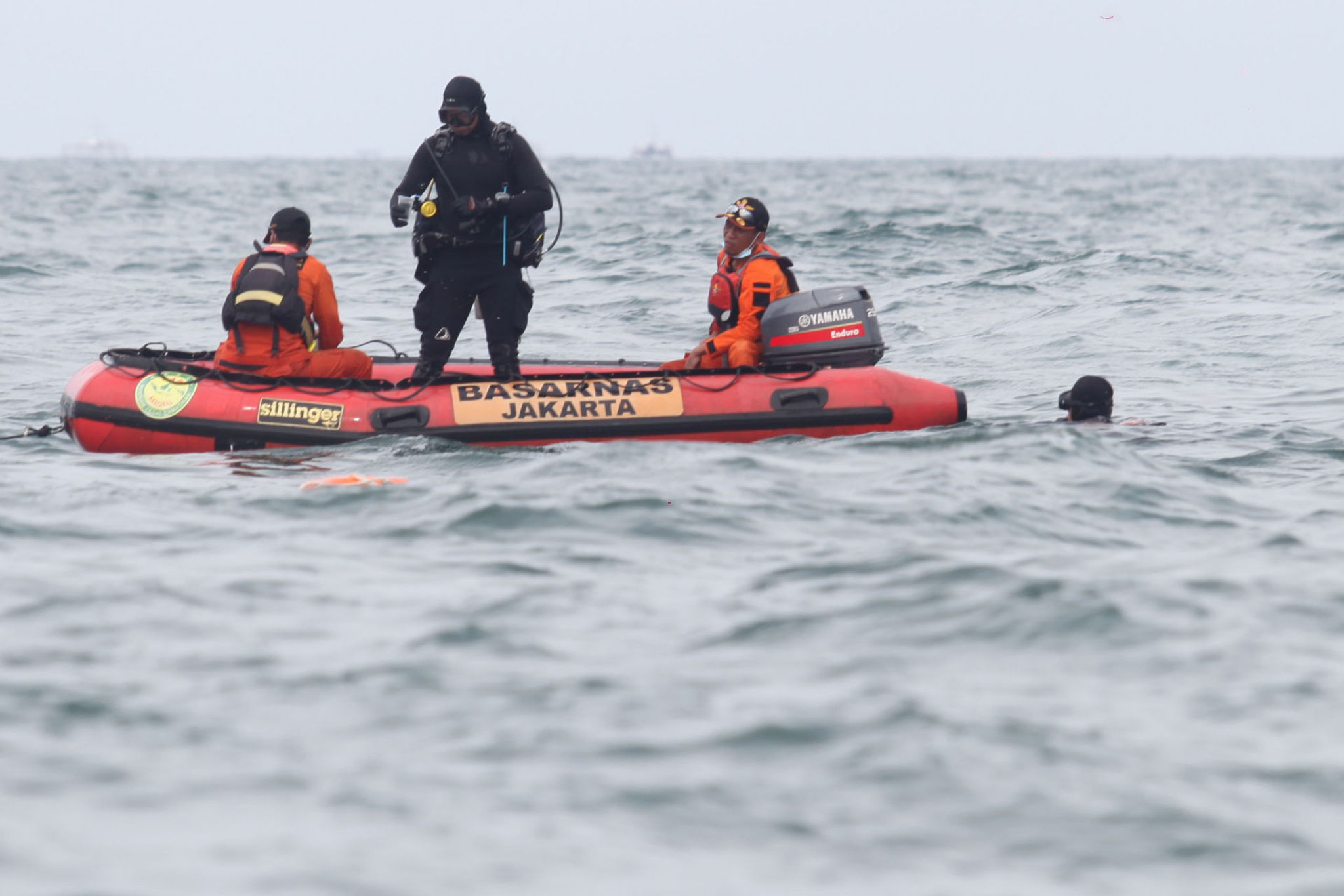 <p>Anggota Tim SAR Gabungan menggunakan perahu karet saat melakukan pencarian korban dan puing pesawat Sriwijaya Air SJ-182 pada kawasan titik jatuh pesawat di perairan Kepulauan Seribu, Jakarta, Senin, 11 Januari 2021. Foto: Panji Asmoro/TrenAsia</p>
