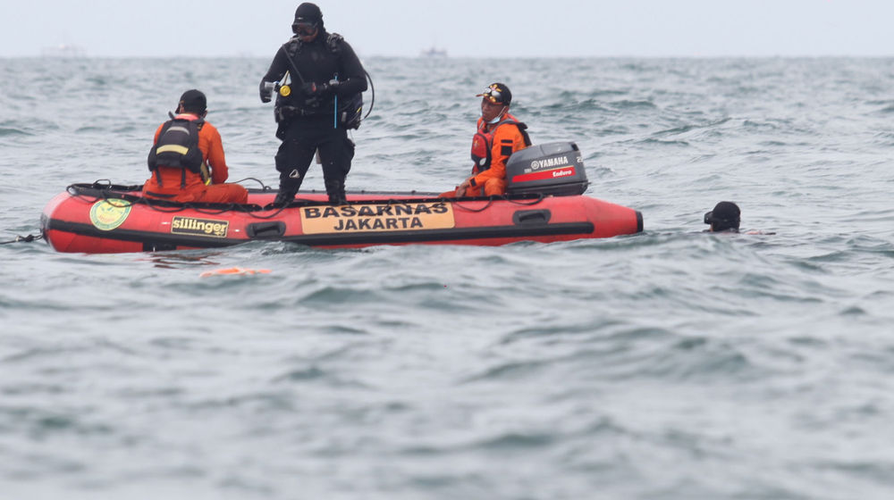 <p>Anggota Tim SAR Gabungan menggunakan perahu karet saat melakukan pencarian korban dan puing pesawat Sriwijaya Air SJ-182 pada kawasan titik jatuh pesawat di perairan Kepulauan Seribu, Jakarta, Senin, 11 Januari 2021. Foto: Panji Asmoro/TrenAsia</p>