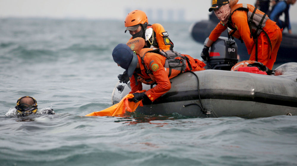 <p>Anggota Tim SAR Gabungan menggunakan perahu karet saat melakukan pencarian korban dan puing pesawat Sriwijaya Air SJ-182 pada kawasan titik jatuh pesawat di perairan Kepulauan Seribu, Jakarta, Senin, 11 Januari 2021. Foto: Panji Asmoro/TrenAsia</p>
