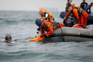 <p>Anggota Tim SAR Gabungan menggunakan perahu karet saat melakukan pencarian korban dan puing pesawat Sriwijaya Air SJ-182 pada kawasan titik jatuh pesawat di perairan Kepulauan Seribu, Jakarta, Senin, 11 Januari 2021. Foto: Panji Asmoro/TrenAsia</p>
