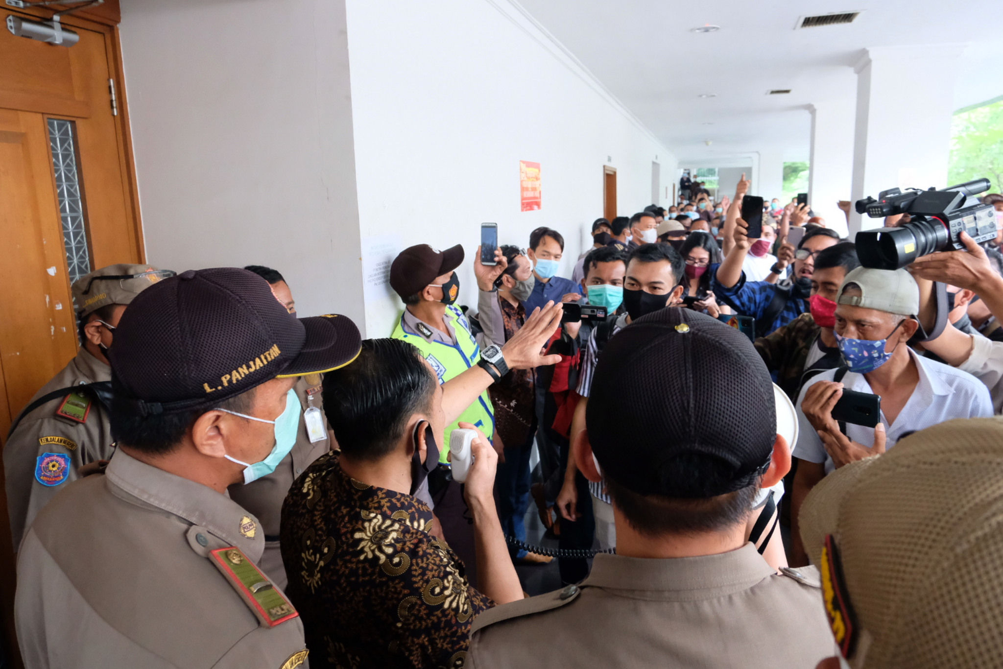 <p>Tim kuasa hukum, Gunawan Raka menenangkan buruh yang hadir mengawal persidangan untuk menuntut hak pembukaan rekening yang dibekukan oleh kurator atas perkara pailit Penundaan Kewajiban Pembayaran Utang (PKPU) CNQC- MITRA JO. di Pengadilan Negeri (PN) Niaga Jakarta Pusat, Selasa, 19 Januari 2021. Foto: Ismail Pohan/TrenAsia</p>
