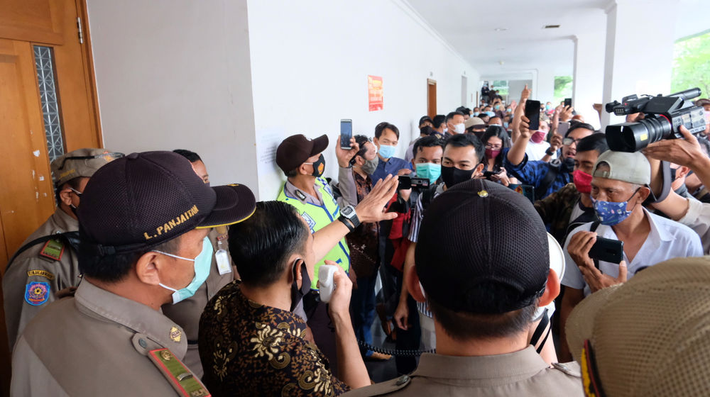 <p>Tim kuasa hukum, Gunawan Raka menenangkan buruh yang hadir mengawal persidangan untuk menuntut hak pembukaan rekening yang dibekukan oleh kurator atas perkara pailit Penundaan Kewajiban Pembayaran Utang (PKPU) CNQC- MITRA JO. di Pengadilan Negeri (PN) Niaga Jakarta Pusat, Selasa, 19 Januari 2021. Foto: Ismail Pohan/TrenAsia</p>
