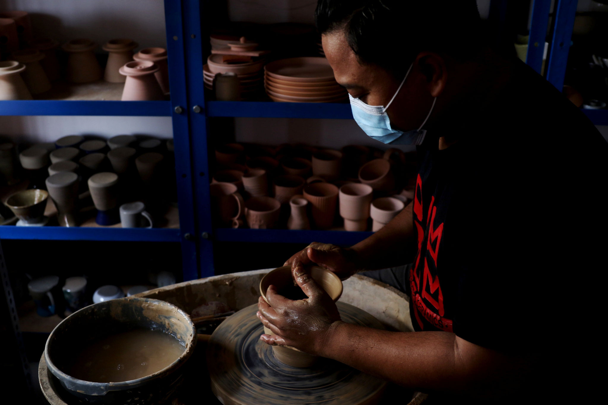 <p>Perajin menyelesaikan pembuatan produk keramik rumahan  berbahan tanah liat di Jurang Mangu, Kota Tangerang Selatan, Banten, Senin, 18 Januari 2021. Foto: Ismail Pohan/TrenAsia</p>
