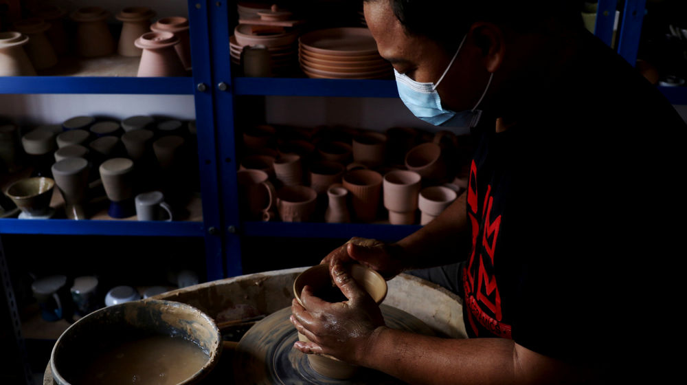 <p>Perajin menyelesaikan pembuatan produk keramik rumahan  berbahan tanah liat di Jurang Mangu, Kota Tangerang Selatan, Banten, Senin, 18 Januari 2021. Foto: Ismail Pohan/TrenAsia</p>
