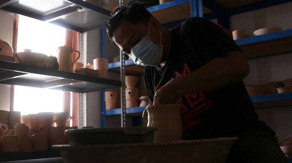 <p>Perajin menyelesaikan pembuatan produk keramik rumahan  berbahan tanah liat di Jurang Mangu, Kota Tangerang Selatan, Banten, Senin, 18 Januari 2021. Foto: Ismail Pohan/TrenAsia</p>

