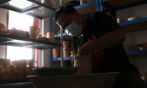 <p>Perajin menyelesaikan pembuatan produk keramik rumahan berbahan tanah liat di Jurang Mangu, Kota Tangerang Selatan, Banten, Senin, 18 Januari 2021. Foto: Ismail Pohan/TrenAsia</p>