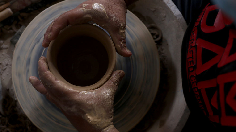 <p>Perajin menyelesaikan pembuatan produk keramik rumahan berbahan tanah liat di Jurang Mangu, Kota Tangerang Selatan, Banten, Senin, 18 Januari 2021. Foto: Ismail Pohan/TrenAsia</p>